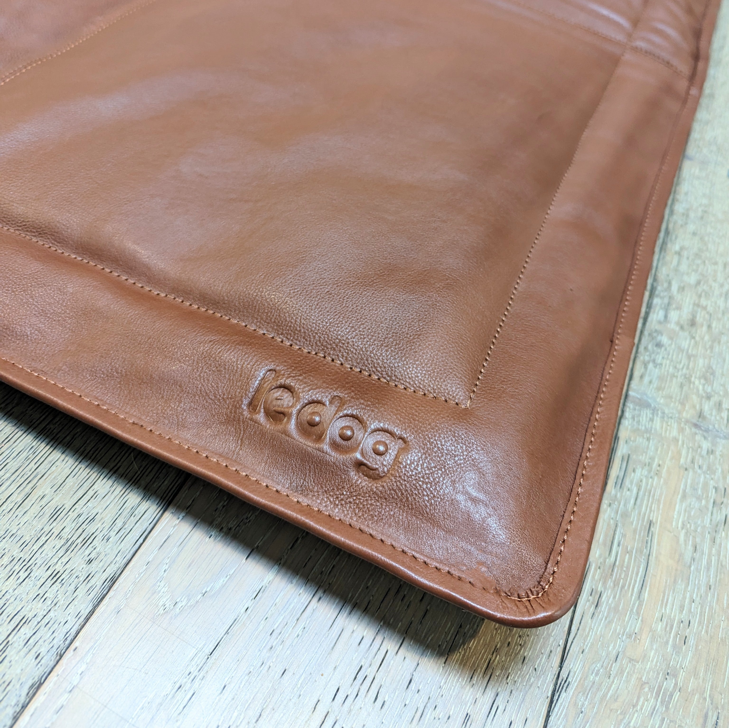 Le Dog leather dog mat cognac detail. The best dog mat for large breeds.