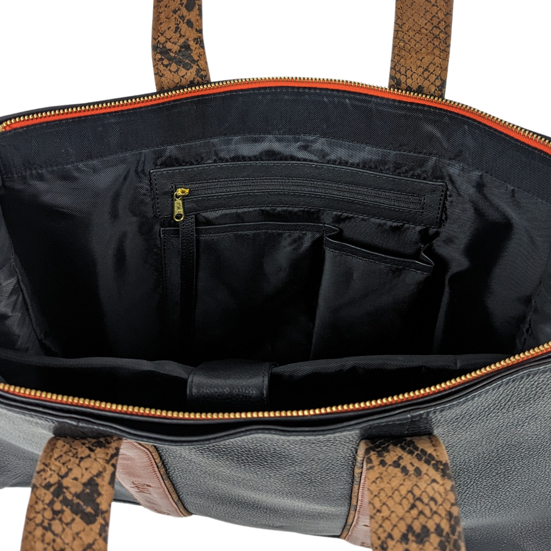 Image of Le Dog Company Le Boss bag interior pockets.