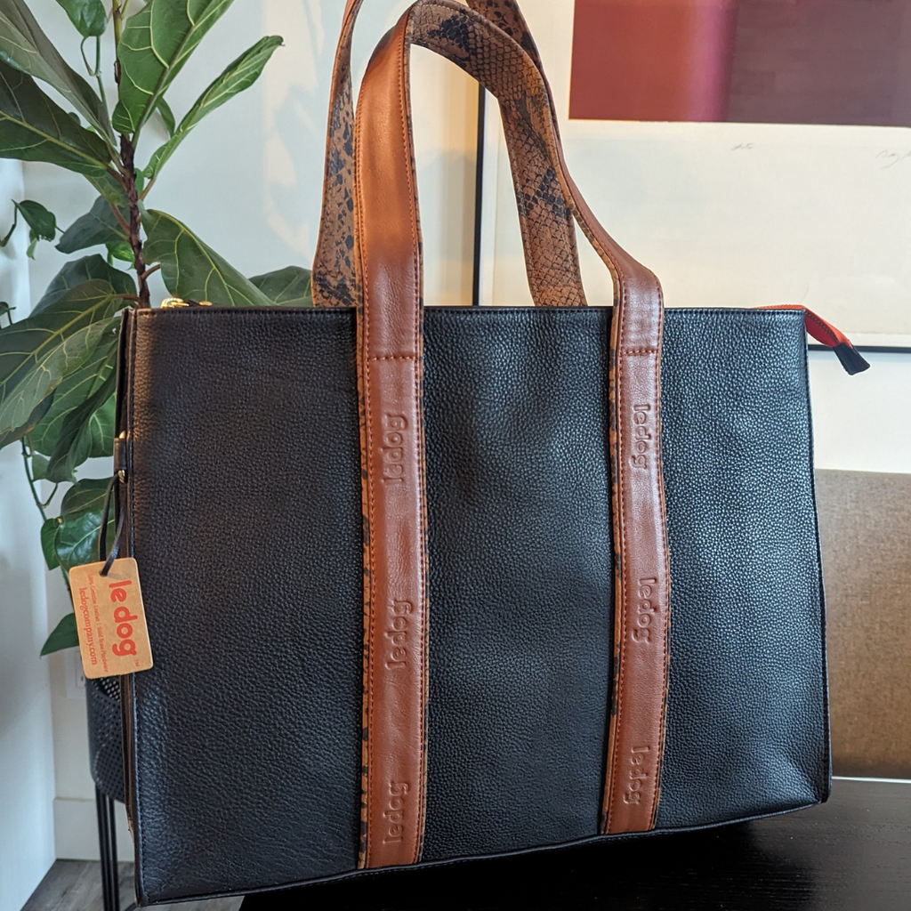 Picture of Le Boss Bag. Genuine leather carryall bag for work with laptop sleeve.